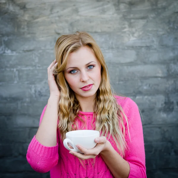 Femme avec tasse — Photo