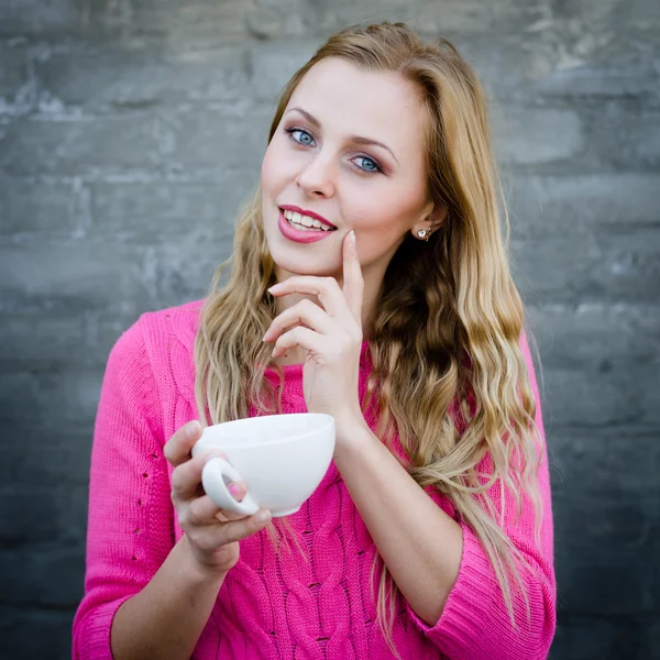 Femme avec tasse — Photo