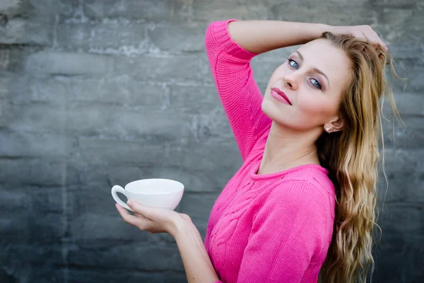 Femme avec tasse — Photo