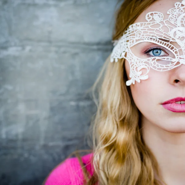 Jeune femme en dentelle masque — Photo