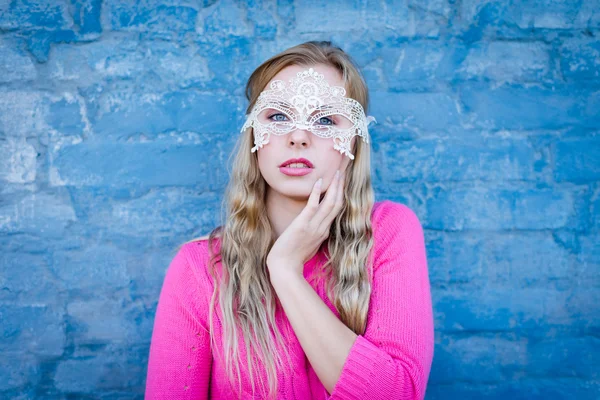 Vrouw in wit masker — Stockfoto