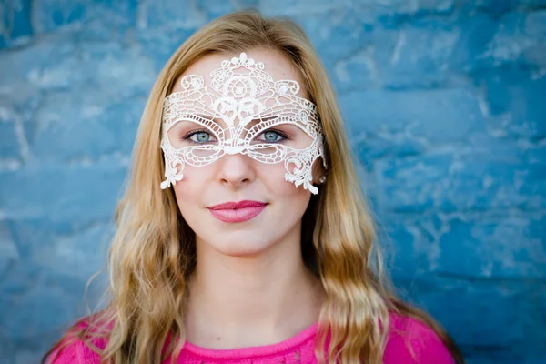 Frau in weißer Spitzenmaske — Stockfoto