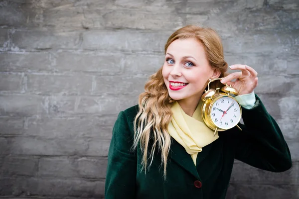 Nastolatka z zegarem — Zdjęcie stockowe