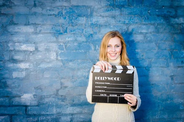 Donna con cinema clapper board — Foto Stock