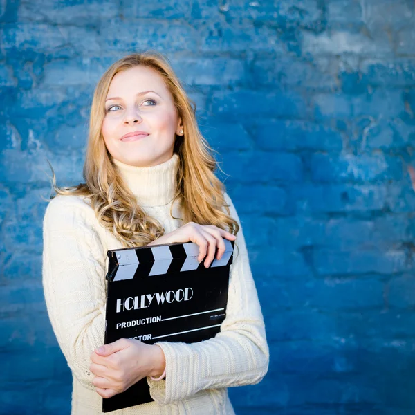 Donna con cinema clapper board — Foto Stock