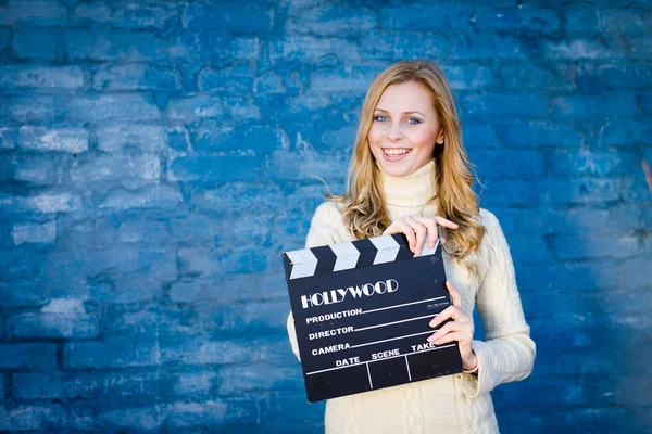 Donna con cinema clapper board — Foto Stock