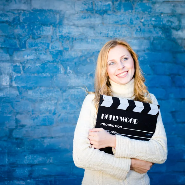 Donna con cinema clapper board — Foto Stock