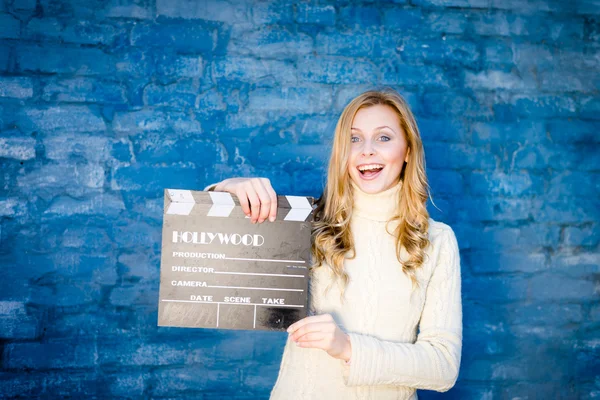 Donna con cinema clapper board — Foto Stock