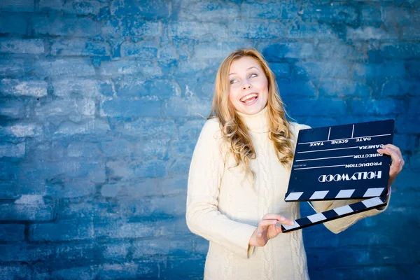 Mujer con tablero de aplausos de cine — Foto de Stock