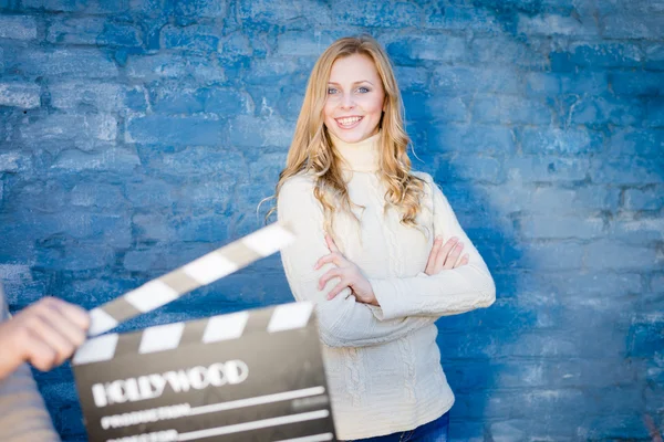 Mujer con tablero de aplausos de cine — Foto de Stock