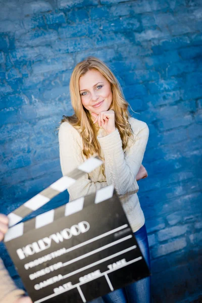 Mulher com painel de palmas de cinema — Fotografia de Stock