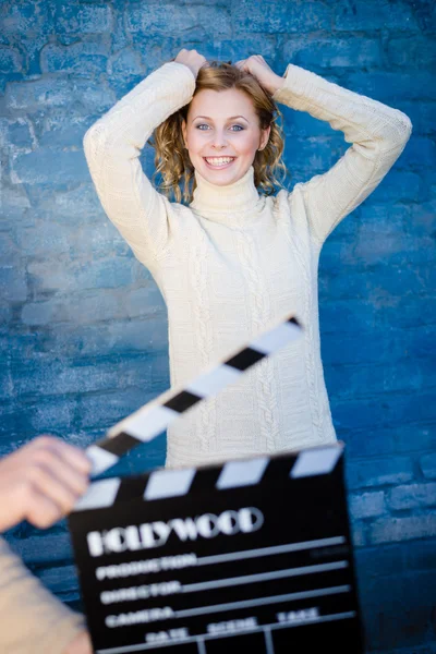 Mulher com painel de palmas de cinema — Fotografia de Stock