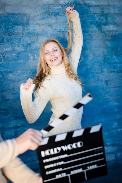 Donna con cinema clapper board — Foto Stock