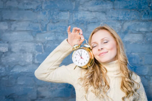 Teenage girl with clock — Stock Photo, Image