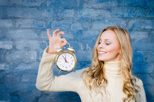 Meisje met gouden klok — Stockfoto