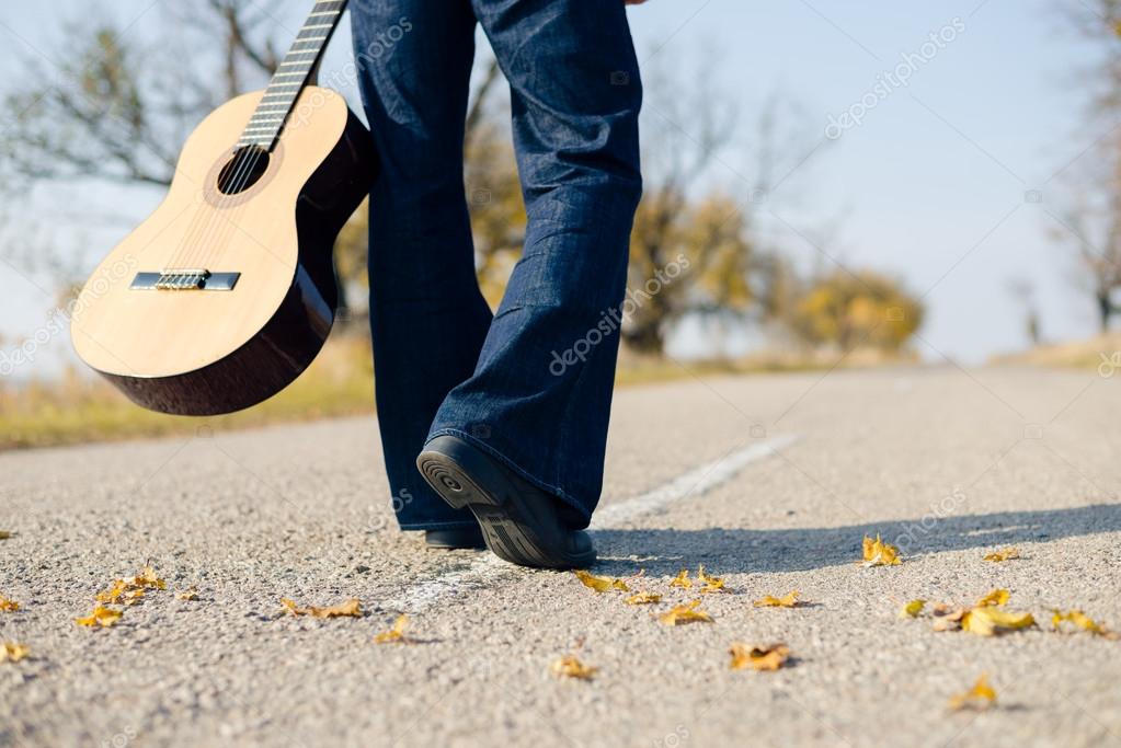 Guitar You Walk A Lonely Road Man Walking With Guitar — Stock