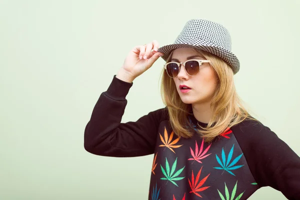 Студійний портрет дівчини-підлітка хіпстера в модних окулярах і капелюсі над оливковою копією простору фону — стокове фото
