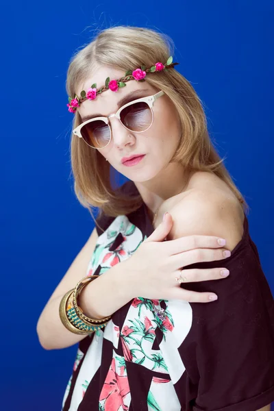 Retrato de estudio de hipster adolescente o chica hippie que lleva una corona de flores de moda sobre el fondo del espacio de copia — Foto de Stock