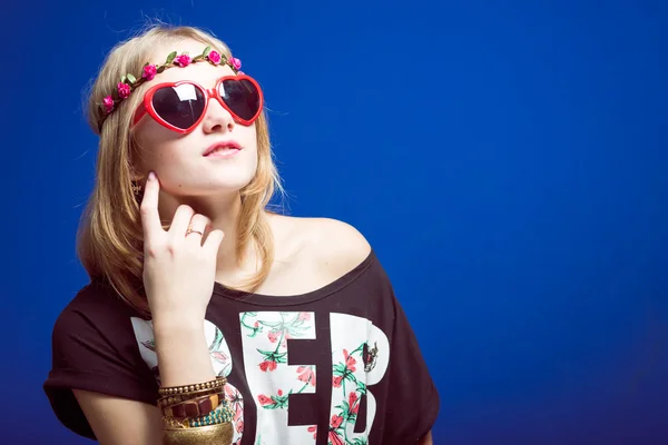 Studio portret van hipster of hippie tienermeisje trendy bloem krans dragen over kopie ruimte achtergrond — Stockfoto