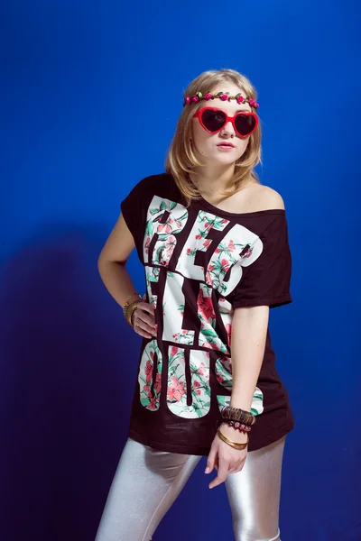 Retrato de estudio de hipster adolescente o chica hippie que lleva una corona de flores de moda sobre el fondo del espacio de copia — Foto de Stock