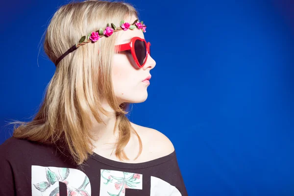 Retrato de estudio de hipster adolescente o chica hippie que lleva una corona de flores de moda sobre el fondo del espacio de copia — Foto de Stock