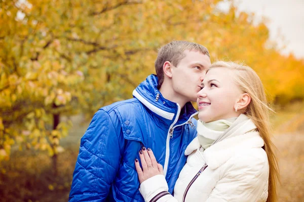 Feliz pareja adolescente caminando al aire libre en frío día de otoño —  Fotos de Stock