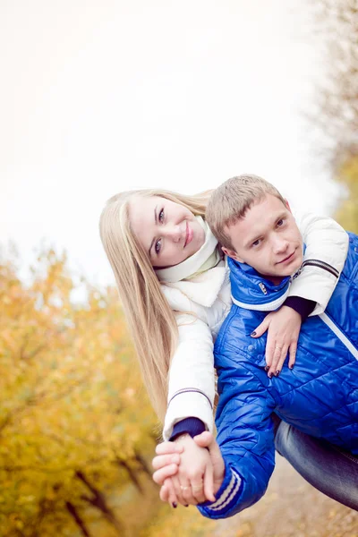 Happy teen couple having fun outdoors on cold autumn day — Stock Photo, Image