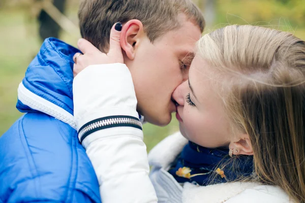 Feliz adolescente casal andando ao ar livre no frio dia de outono — Fotografia de Stock