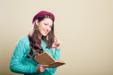 Kitap ve gözlük tutan güzel kız