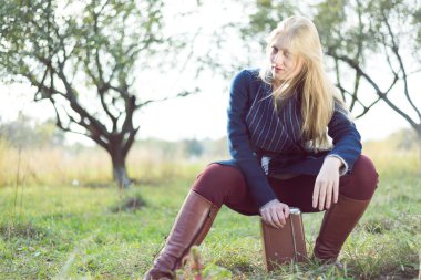 Retro palto vintage çanta sonbahar park boşaltmak arka planda bekleyen genç hanım