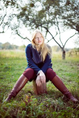 Retro palto vintage çanta sonbahar park boşaltmak arka planda bekleyen genç hanım