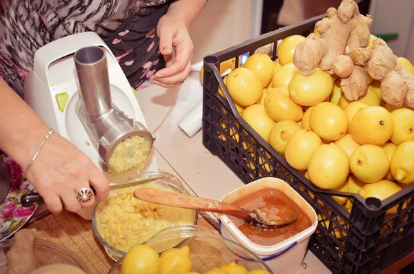 Mujer manos haciendo alimentos orgánicos saludables —  Fotos de Stock