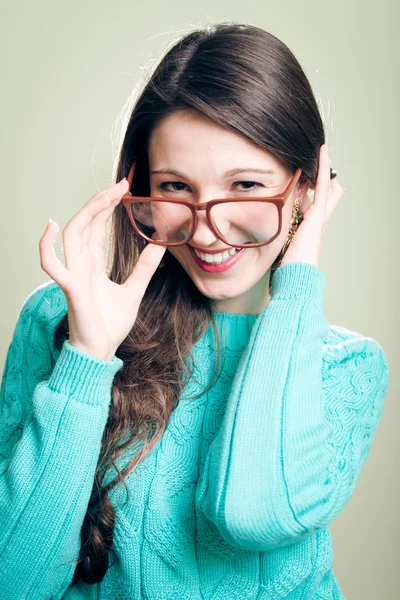 Fille en gros lunettes portant pull tricot — Photo