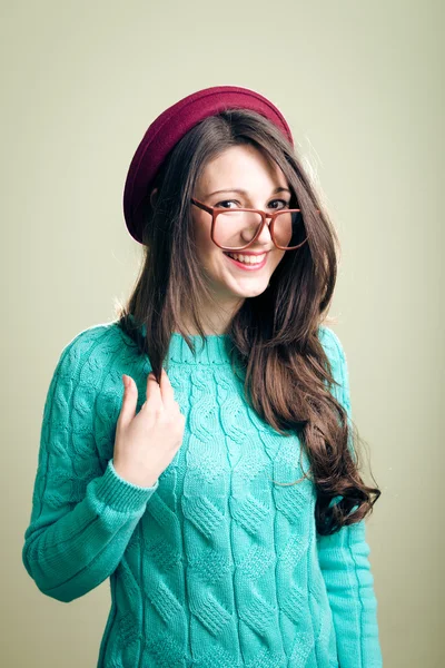 Mädchen mit großer Brille trägt Strickpullover — Stockfoto