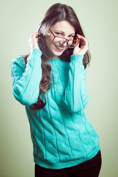 Mädchen mit großer Brille trägt Strickpullover — Stockfoto