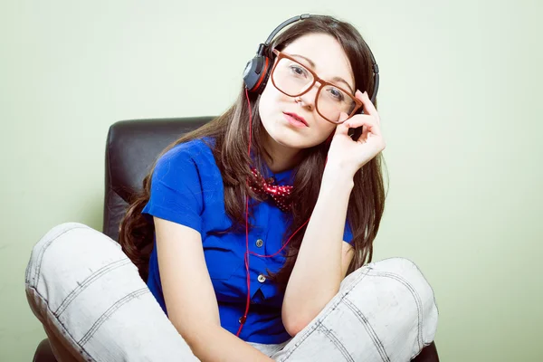 Woman in eyeglasses listening music — Stock Photo, Image