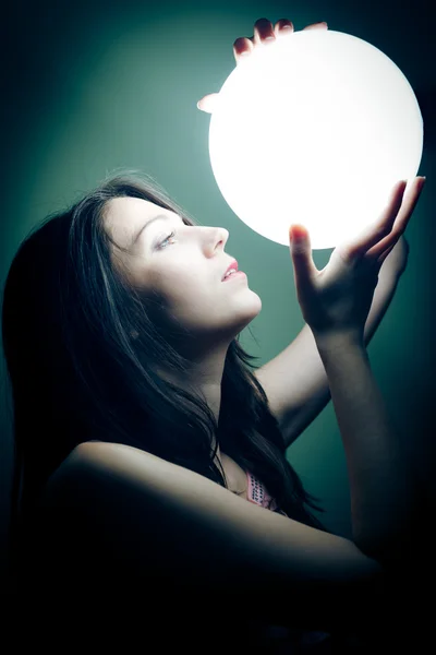 Mujer sosteniendo bola mágica de luz — Foto de Stock