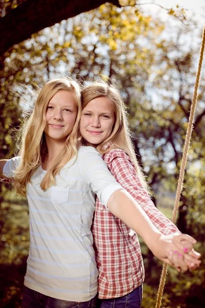 Meninas feliz sorrindo se divertindo — Fotografia de Stock