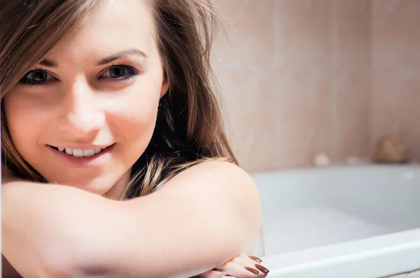 Ritratto della ragazza seduta in un bagno — Foto Stock