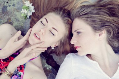 Taş üzerine yalan bayanlar