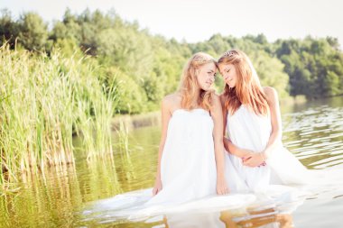 Prenses su, beyaz elbiseler