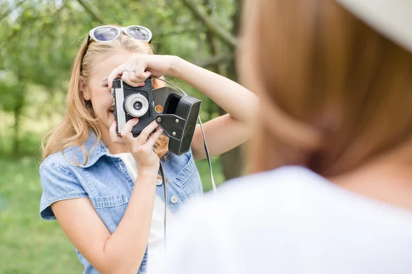 Girl figyelembe fotó az ő barátja — Stock Fotó