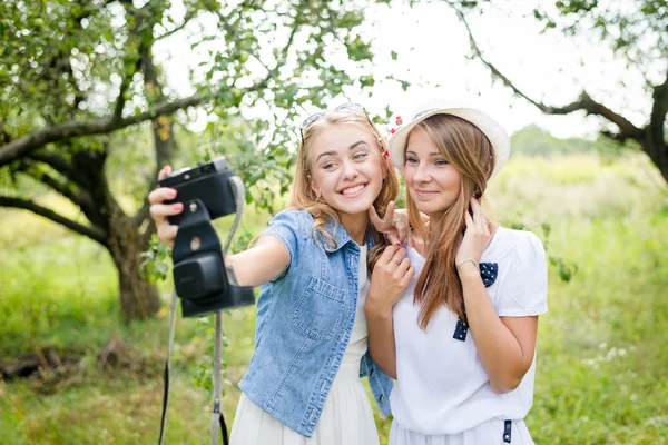 Vrouwen nemen zelf foto — Stockfoto