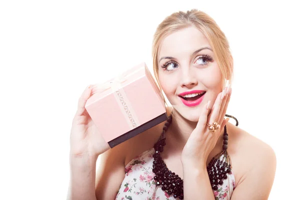 Frau hält Geschenke in rosa Schachteln — Stockfoto