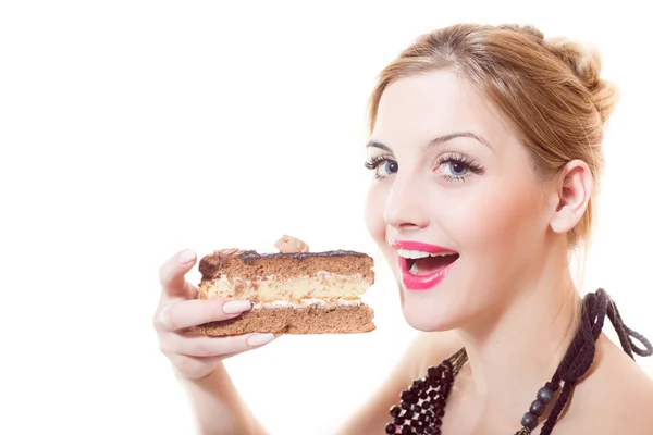 Mujer comiendo pedazo de pastel de chocolate — Foto de Stock