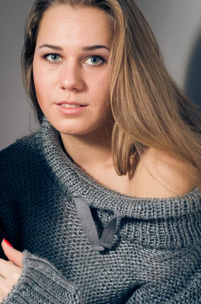 뜨개질을 하는 젊은 여자 — 스톡 사진