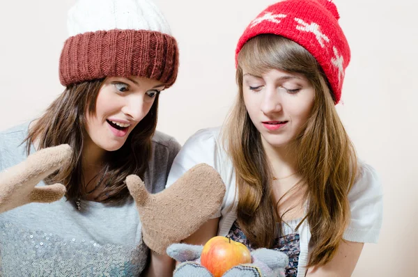 Femmes en casquettes d'hiver — Photo