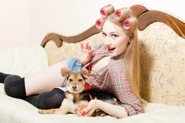 Meisje met hond op bed — Stockfoto