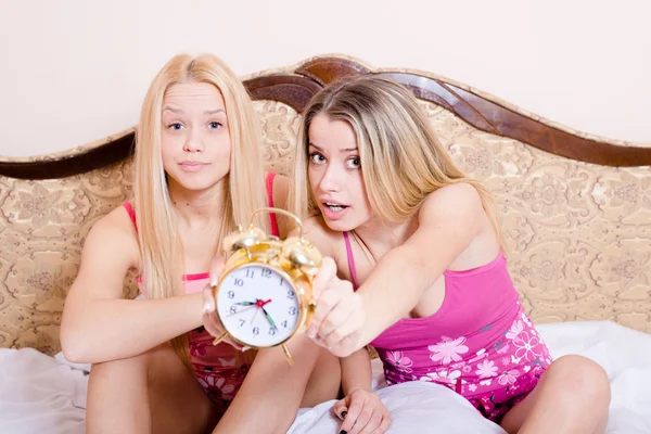 Sisters sitting in bed — Stock Photo, Image