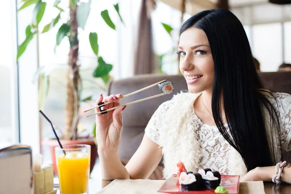 Mujer comiendo sushi — Foto de Stock